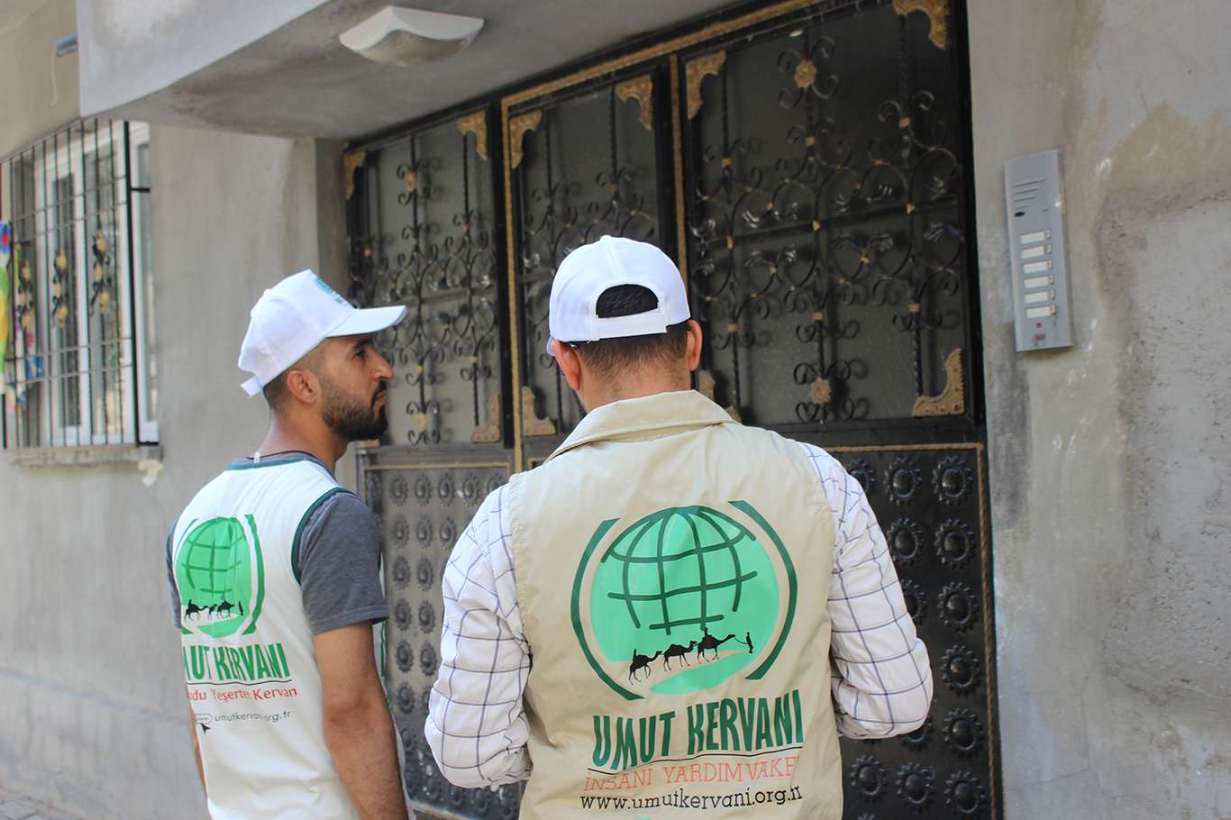 Cizre Umut Kervanı ihtiyaç sahibi ailelere kurban eti ulaştırdı